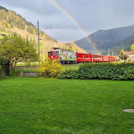 Schones Kleines Studio Mit Sitzplatz, Mitten Im Prattigau Jenaz Bagian luar foto